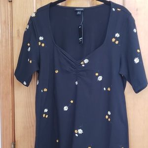 NWT Daisy shirt